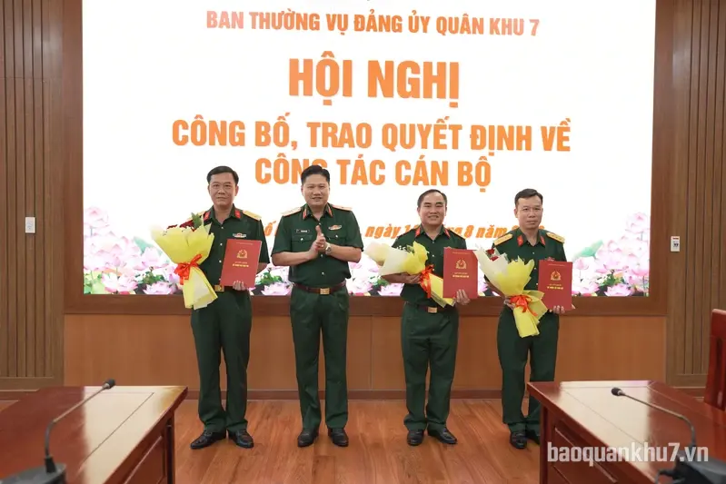 Ban Thường vụ Đảng ủy Quân khu 7 trao quyết định về công tác cán bộ