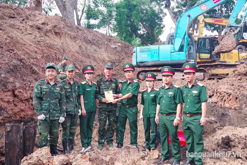 Bộ Tham mưu Quân khu tri ân các Anh hùng liệt sĩ tại công viên văn hóa Lê Thị Riêng