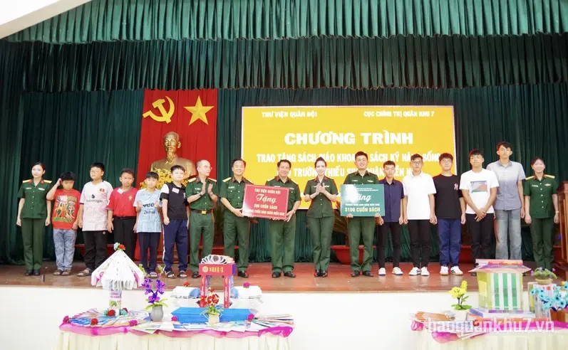 Chương trình trao tặng sách cho Trường Thiếu sinh quân miền Nam 
