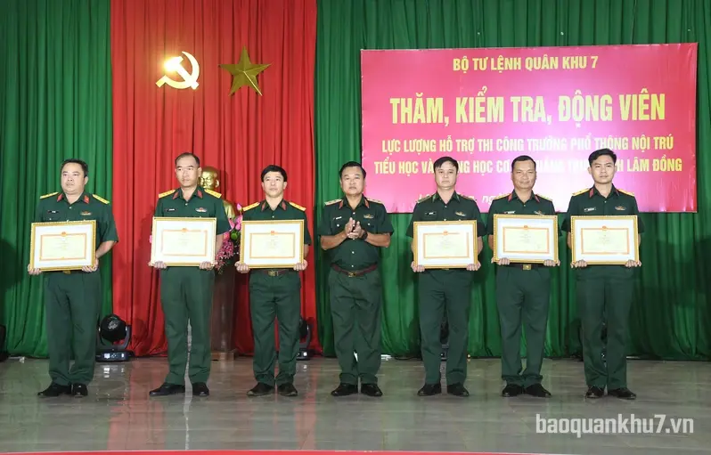 Bộ Tư lệnh Quân khu 7 khen thưởng các lực lượng tham gia xây dựng Trường nội trú tại xã Quảng Trực