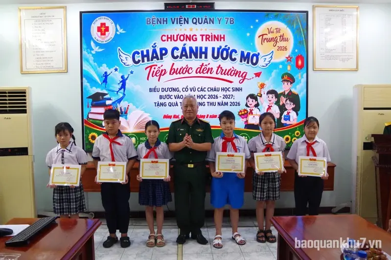 Bệnh viện Quân y 7B tổ chức Chương trình "Chắp cánh ước mơ - Tiếp bước đến trường"