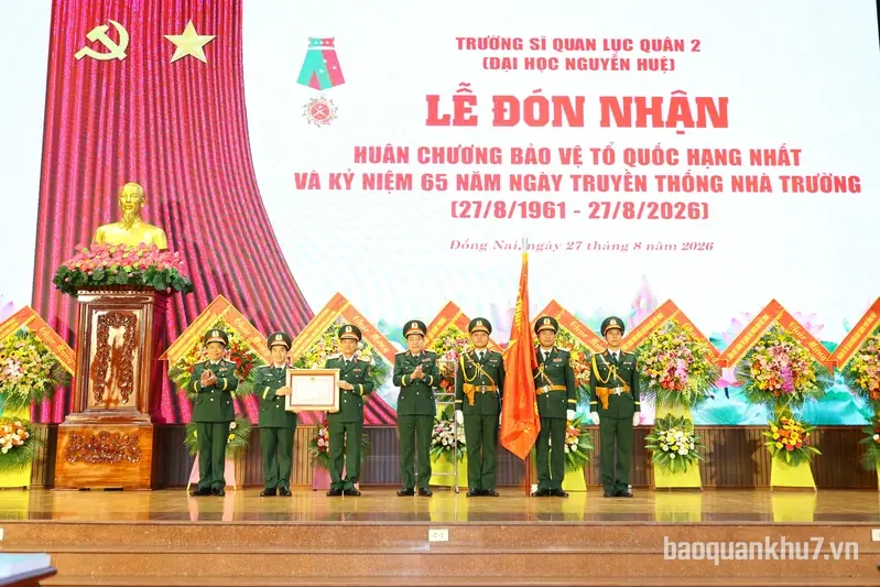 Trường Sĩ quan Lục quân 2 đón nhận Huân chương Bảo vệ Tổ quốc hạng Nhất