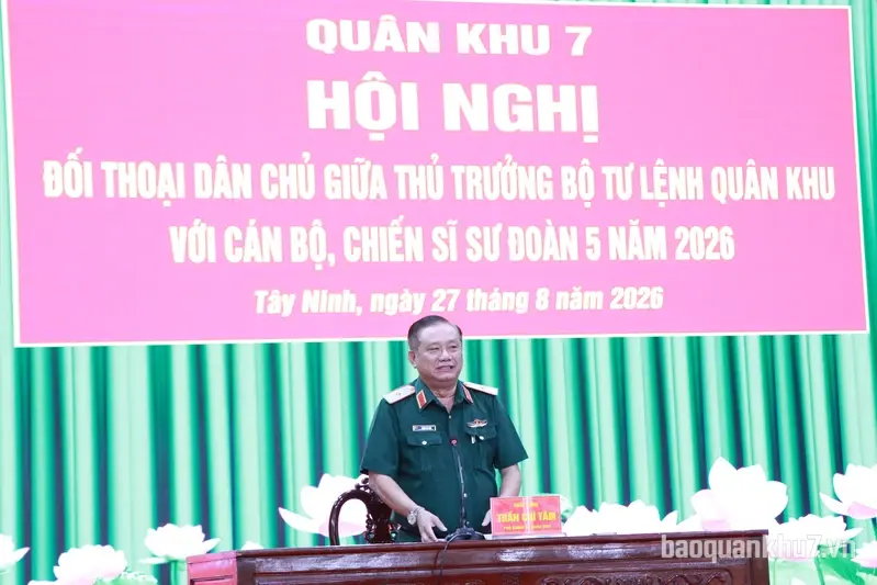 Thủ trưởng Bộ Tư lệnh Quân khu 7 đối thoại dân chủ với cán bộ, chiến sĩ Sư đoàn 5