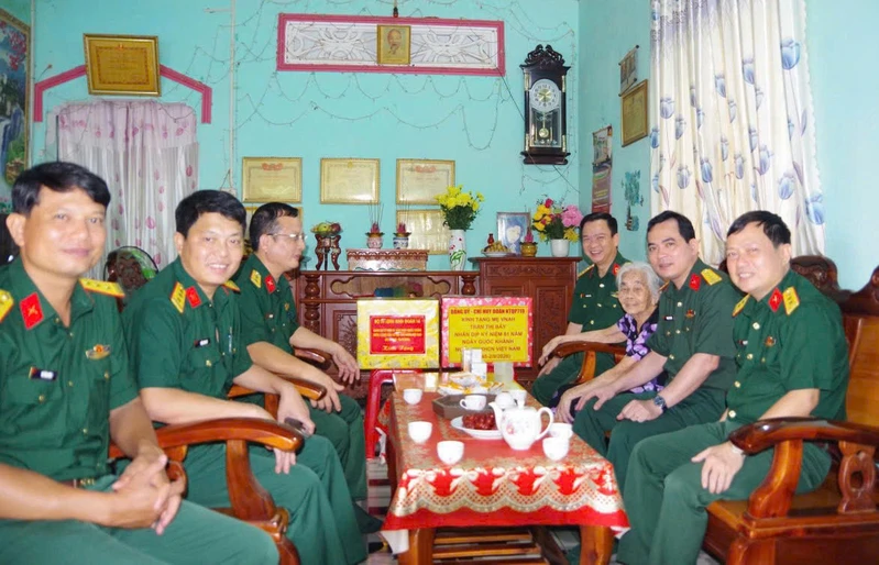 Binh đoàn 16, Đoàn Kinh tế - Quốc phòng 719 thăm, tặng quà Mẹ Việt Nam anh hùng nhân dịp Quốc khánh 2/9