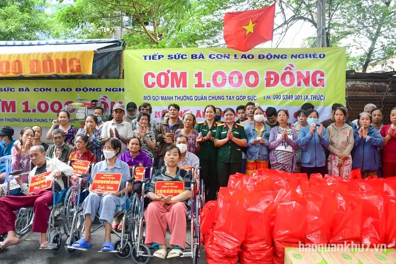 Chi Hội Phụ nữ Văn phòng Công ty Tây Nam trao xe lăn, tặng quà người bệnh, người khuyết tật có hoàn cảnh khó khăn
