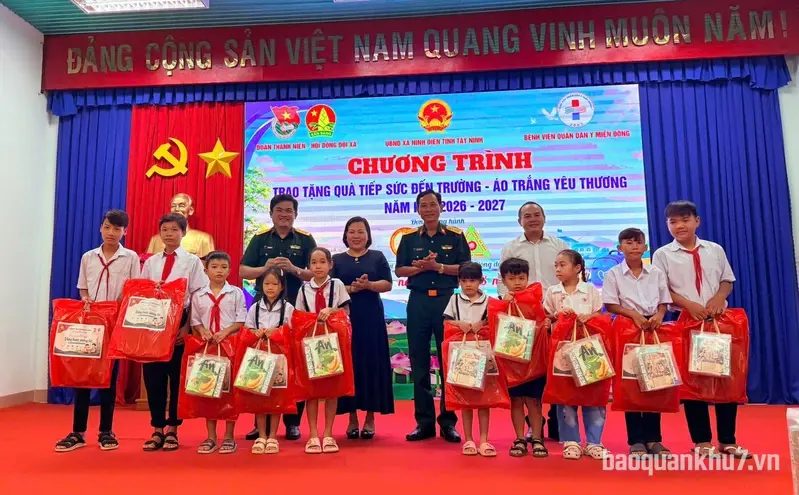 Ấm áp chương trình khám bệnh, tặng quà cho 500 người dân và học sinh xã biên giới Ninh Điền