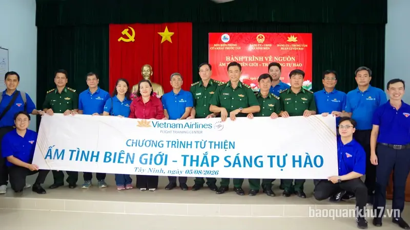 Biên phòng tỉnh Tây Ninh phối hợp tặng 50 phần quà cho học sinh nghèo trên biên giới