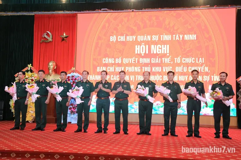 Bộ CHQS tỉnh Tây Ninh công bố quyết định giải thể, tổ chức lại Ban Chỉ huy phòng thủ khu vực