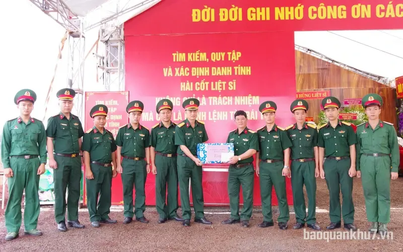 Lữ đoàn 77 thăm, tặng quà lực lượng đang thực hiện nhiệm vụ tìm kiếm, quy tập hài cốt liệt sĩ