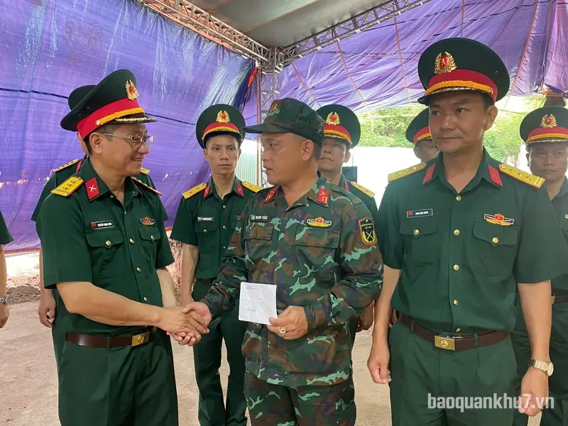 Đoàn Kinh tế quốc phòng Lâm Đồng thăm, tặng quà các lực lượng thực hiện nhiệm vụ tìm kiếm, quy tập hài cốt liệt sĩ