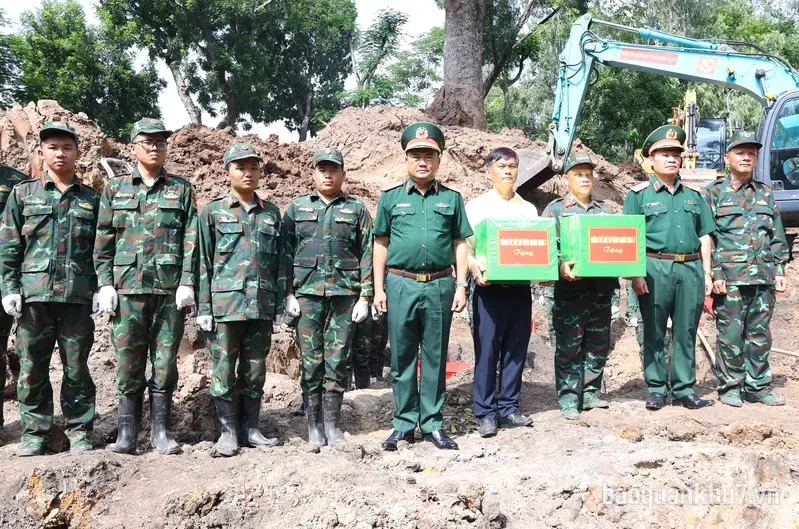 Đoàn đại biểu Quân khu 7 thăm, động viên lực lượng làm nhiệm vụ tại công viên Lê Thị Riêng 