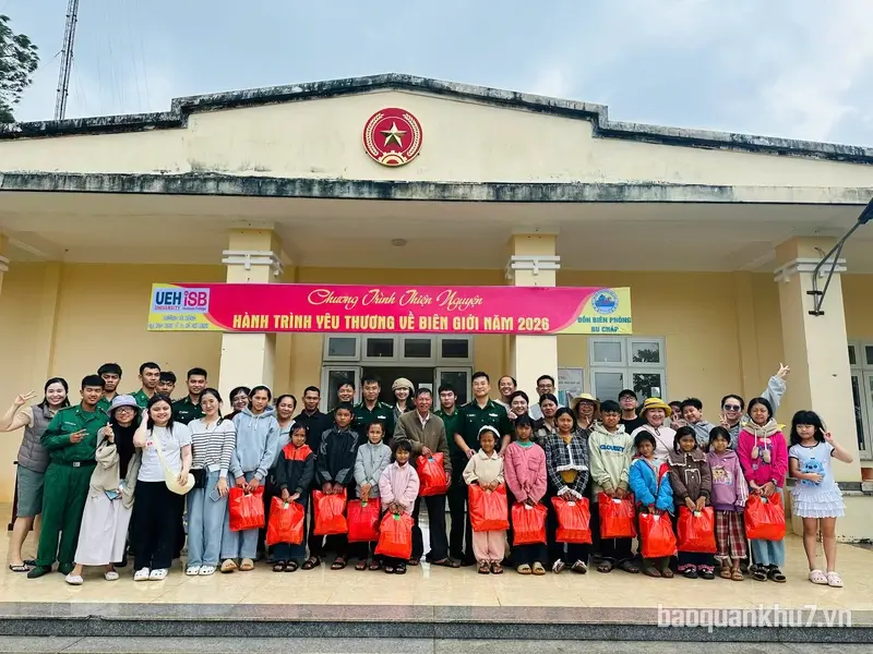 Đồn Biên phòng Bu Cháp lan tỏa yêu thương đến học sinh vùng biên
