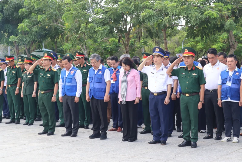 Ban Tổ chức chương trình "Trăng thu biên cương năm 2026" dâng hoa, dâng hương tưởng niệm các Anh hùng liệt sĩ tại đặc khu Côn Đảo