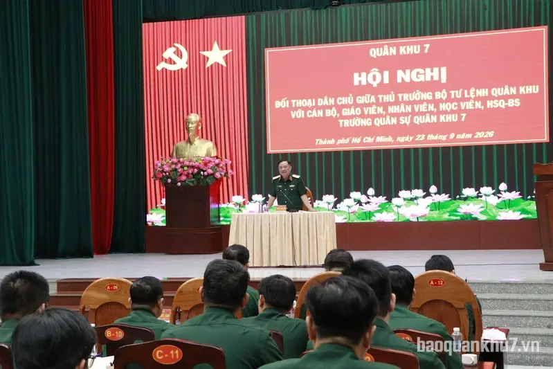 Thủ trưởng Bộ Tư lệnh Quân khu 7 đối thoại dân chủ tại Trường Quân sự Quân khu