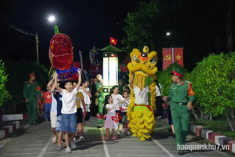 Rộn rã đêm hội trăng rằm ở Sư đoàn 5