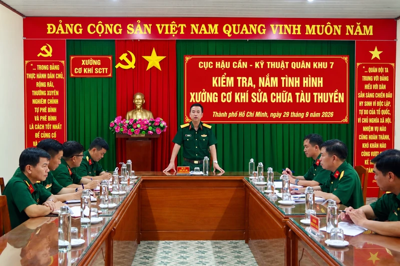 Cục Hậu cần - Kỹ thuật Quân khu kiểm tra, nắm tình hình Xưởng Cơ khí sửa chữa tàu thuyền