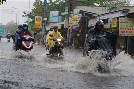 Bão số 9 suy yếu thành áp thấp gây mưa lớn, đường Sài Gòn ngập thành sông