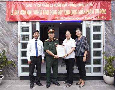 Công ty Cổ phần 28 Hưng Phú trao nhà nghĩa tình