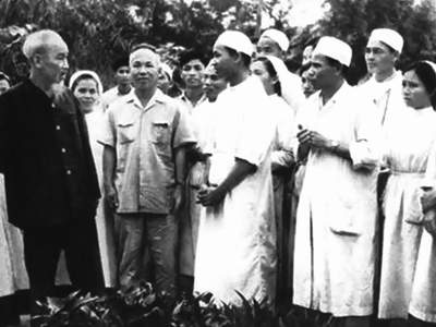 Lời Bác Hồ dạy ngày này năm xưa: "Y tá là những chiến sỹ đánh giặc ốm, để bảo vệ sự khang kiện của giống nòi"