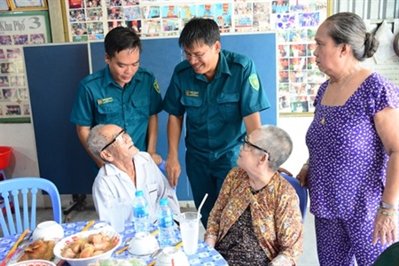 Ấm áp "Bữa cơm nghĩa tình"