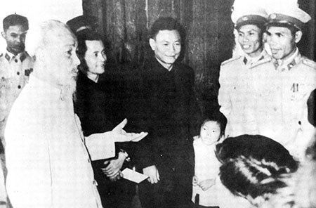 Lời Bác Hồ dạy ngày này năm xưa: “Nội bộ phải đoàn kết chặt chẽ. Làm mọi việc phải đi sâu, đi sát, phải tránh chủ quan, phải có kế hoạch chu đáo, phải có quyết tâm bền bỉ”.