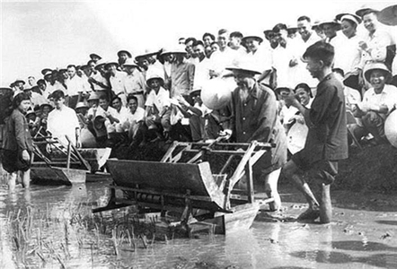 “Con đường tiến tới xã hội chủ nghĩa của các dân tộc là con đường chung của thời đại, của lịch sử, không ai ngăn cản nổi.”