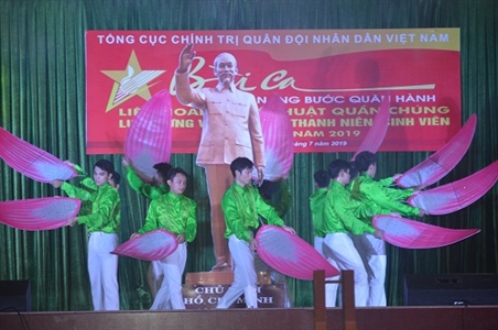 Đoàn Nghệ thuật quần chúng Binh đoàn 16 và Đoàn Nghệ thuật quần chúng Bộ Tư lệnh cảnh sát biển Vùng 3 biểu diễn tại Sư đoàn 5
