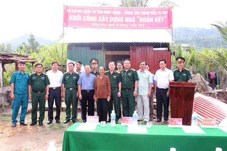 Bộ CHQS tỉnh Bình Thuận bàn giao nhà đoàn kết cho giáo dân