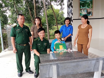 Đồn Biên phòng Phước Hải tặng quà trung thu cho trẻ em có hoàn cảnh khó khăn