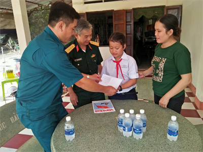 LLVT huyện Đất Đỏ, tỉnh Bà Rịa - Vũng Tàu phối hợp thực hiện chương trình “Nâng bước em tới trường”