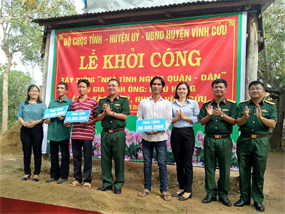 Trao tiền hỗ trợ xây tặng 3 căn nhà nghĩa tình quân - dân