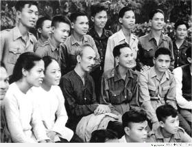 "Hun đúc đạo đức của người quân nhân cách mạng cho vững vàng"