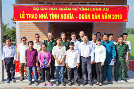 Bộ CHQS tỉnh Long An trao nhà nghĩa tình quân – dân