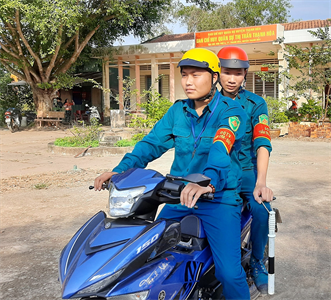 Chiến sĩ dân quân kịp thời giúp người bị tai nạn giao thông
