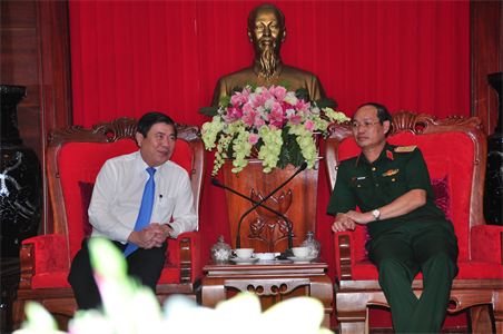Chủ tịch UBND TP.Hồ Chí Minh chúc Tết Bộ Tư lệnh Quân khu 7