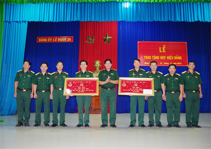 Đảng ủy Lữ đoàn 26 trao tặng Huy hiệu 30 năm tuổi Đảng