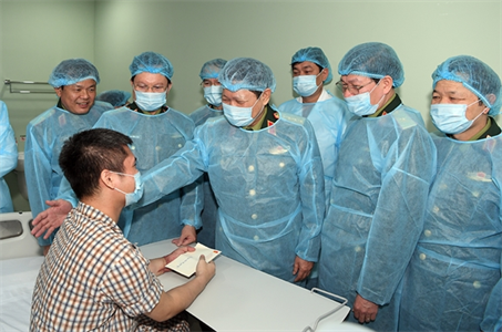 Đại tướng Ngô Xuân Lịch chúc mừng thành công ca ghép chi thể đầu tiên trên thế giới lấy từ người cho sống