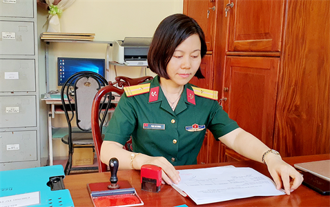 Thiếu tá CN Phan Lan Hương - Tận tụy trong công việc