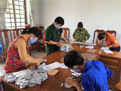 Thanh niên, cựu chiến binh cùng may khẩu trang chống dịch Covid-19
