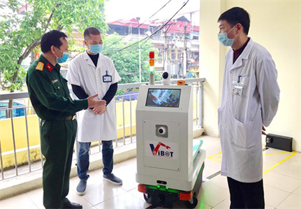 Chế tạo thành công robot vận chuyển trong các khu vực cách ly dịch Covid-19