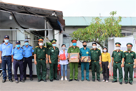 Ban CHQS Quận 4 thăm, tặng quà động viên các chốt kiểm soát Covid