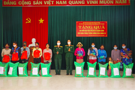Hội phụ nữ cơ sở tỉnh Lâm Đồng phối hợp tặng quà cho bà con dân tộc thiểu số