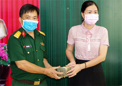 Lữ đoàn 26 trao tiền xây nhà tình nghĩa quân – dân
