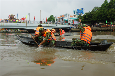 LLVT tỉnh Long An sôi nổi hội thi đua xuồng ba lá