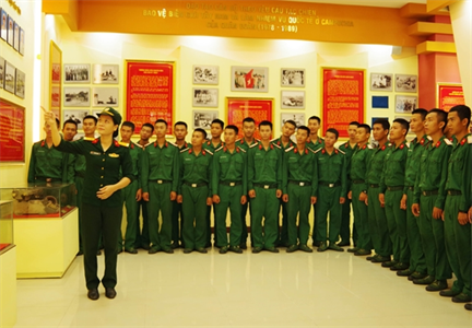 Trường Quân sự Quân đoàn 4 - Giáo dục chính trị sinh động, sát thực tế