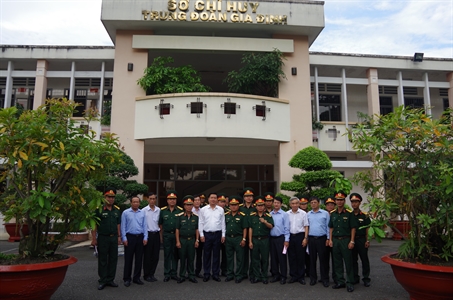 Bí thư Thành ủy TP.HCM Đinh La Thăng thăm Trung đoàn Gia Định