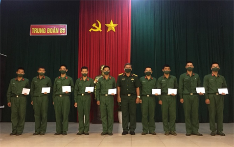 Ban CHQS thành phố Phan Thiết, tỉnh Bình Thuận thăm, tặng quà chiến sĩ mới