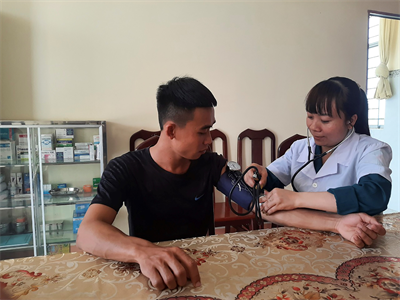 Nữ y tá trên chốt dân quân biên giới