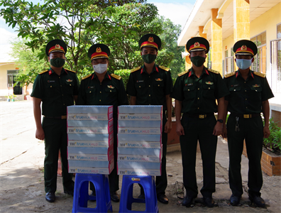 Bộ CHQS tỉnh Long An thăm, tặng quà tại khu cách ly tập trung huyện Đức Huệ