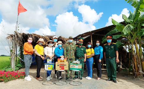 Ban Chỉ huy Quân sự thị xã Hòa Thành phối hợp tặng quà chốt chống dịch biên giới